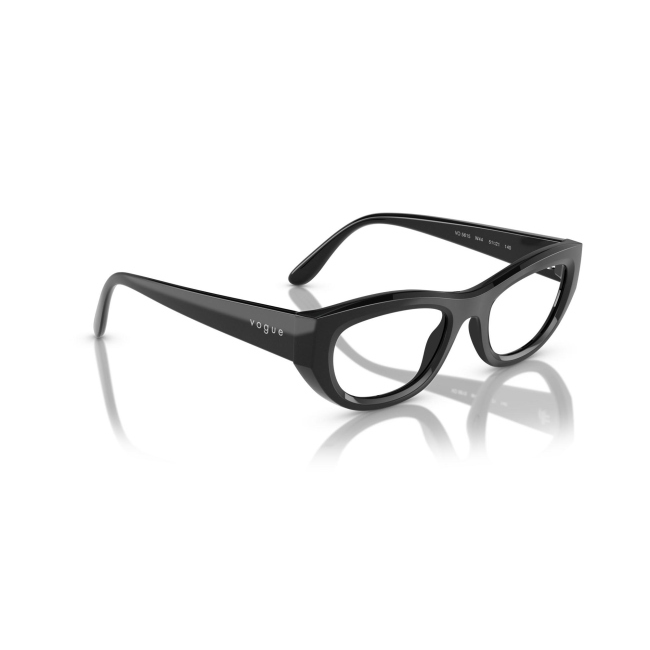 Vogue VO 5615 col. W44 è una montatura da vista in acetato nero lucido e calibro 51.