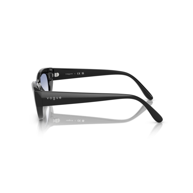 Vogue VO 5616S col. W44/19 è un occhiale da sole in acetato nero lucido e calibro 51.