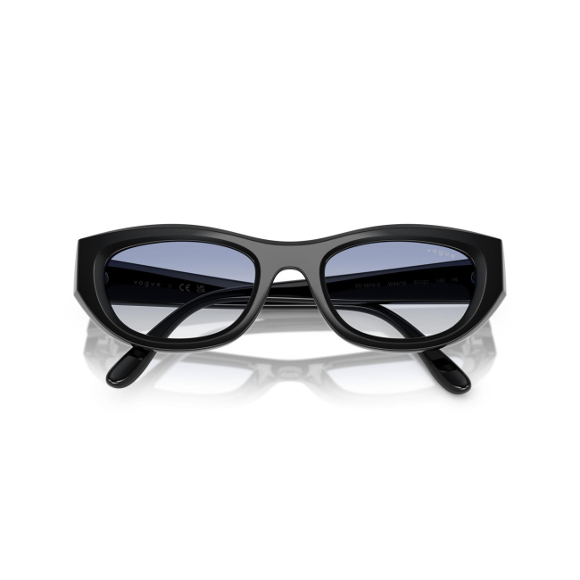 Vogue VO 5616S col. W44/19 è un occhiale da sole in acetato nero lucido e calibro 51.