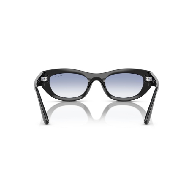 Vogue VO 5616S col. W44/19 è un occhiale da sole in acetato nero lucido e calibro 51.