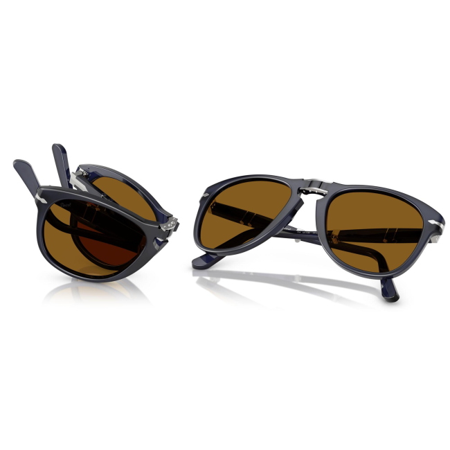 Persol PO 0714 col. 1217/33 è un occhiale da sole in acetato blu notte perlaceo e calibro 54.