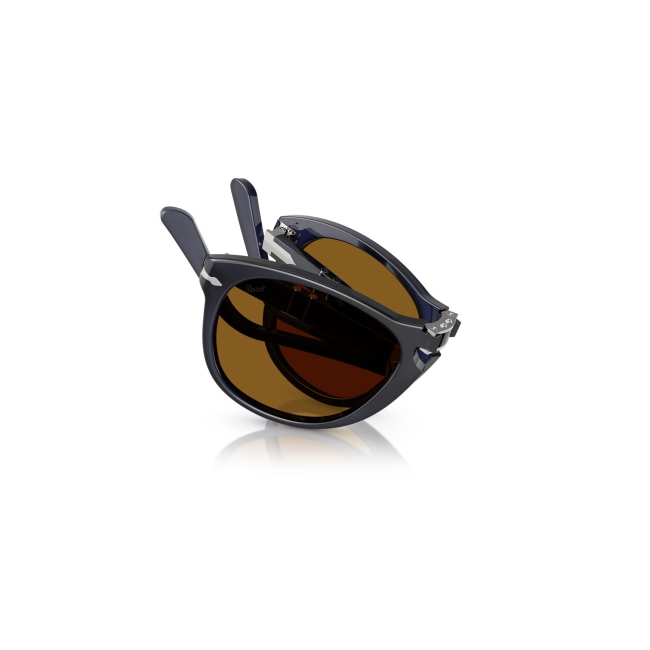 Persol PO 0714 col. 1217/33 è un occhiale da sole in acetato blu notte perlaceo e calibro 54.