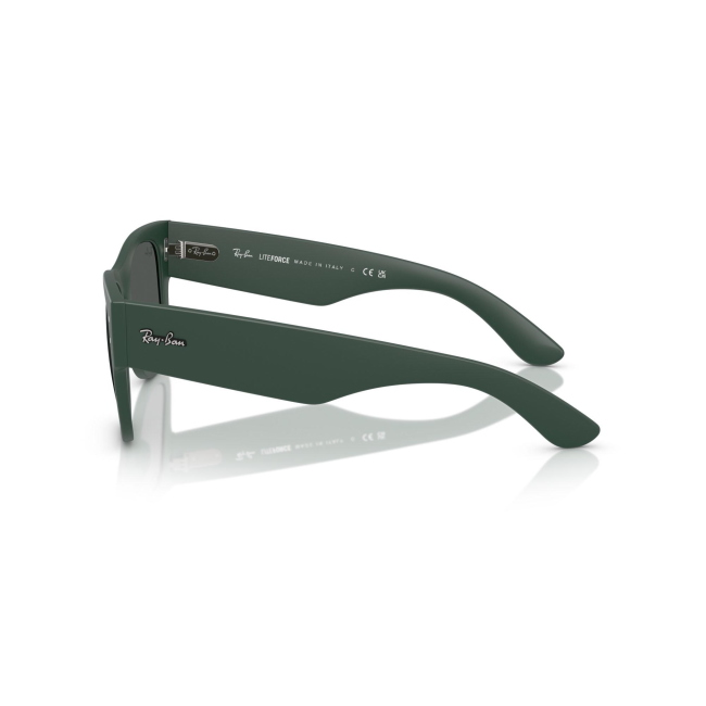Ray-Ban RB 4840S MEGA WAYFARER LITEFORCE col. 6657/87 è un occhiale da sole in acetato verde satinato e calibro 50.