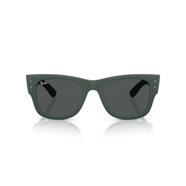 Ray-Ban RB 4840S MEGA WAYFARER LITEFORCE col. 6657/87 è un occhiale da sole in acetato verde satinato e calibro 50.