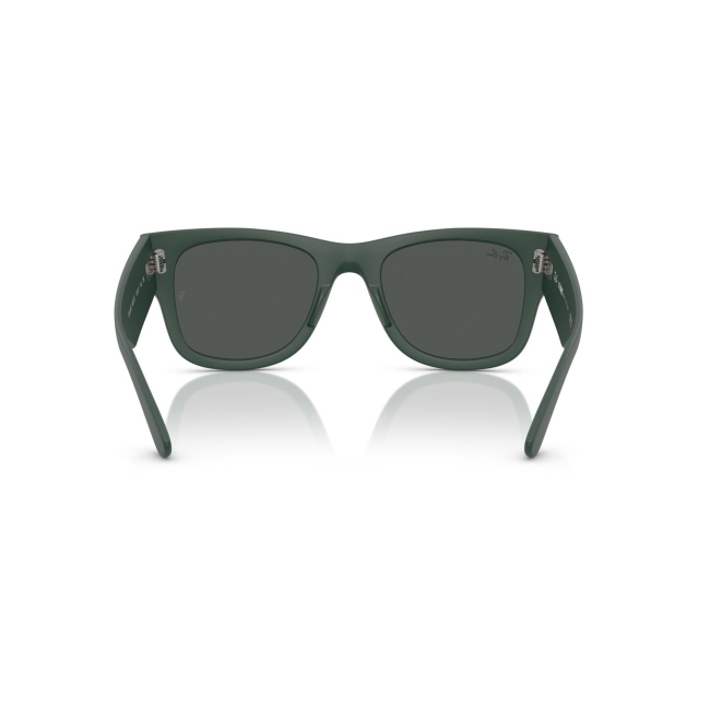 Ray-Ban RB 4840S MEGA WAYFARER LITEFORCE col. 6657/87 è un occhiale da sole in acetato verde satinato e calibro 50.