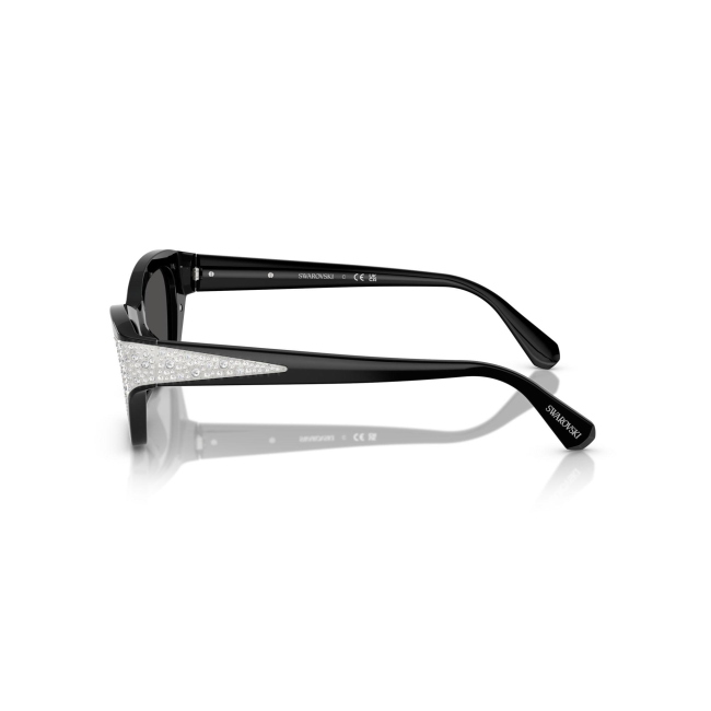 Swarovski SK 6029 col. 100187 è un occhiale da sole da donna in acetato nero lucido, dalla forma cat eye e calibro 53.