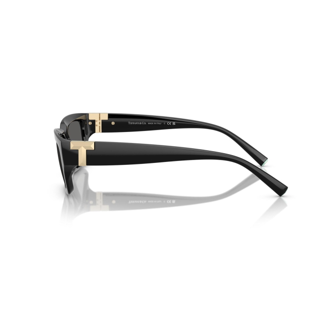 Tiffany & Co. TF 4226-U col. 8001/S4 è un occhiale da sole da donna in acetato nero lucido, dalla forma rettangolare e calibro 56.