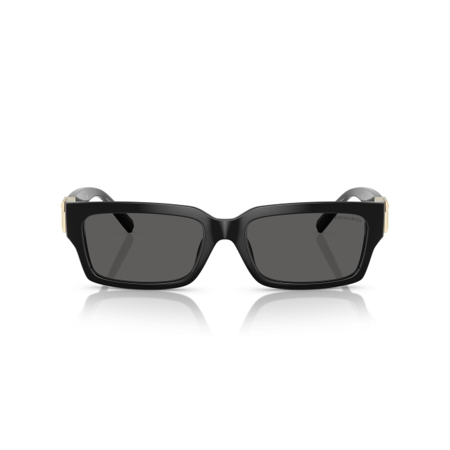 Tiffany & Co. TF 4226-U col. 8001/S4 è un occhiale da sole da donna in acetato nero lucido, dalla forma rettangolare e calibro 56.