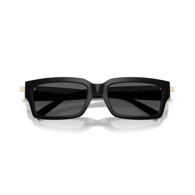 Tiffany & Co. TF 4226-U col. 8001/S4 è un occhiale da sole da donna in acetato nero lucido, dalla forma rettangolare e calibro 56.