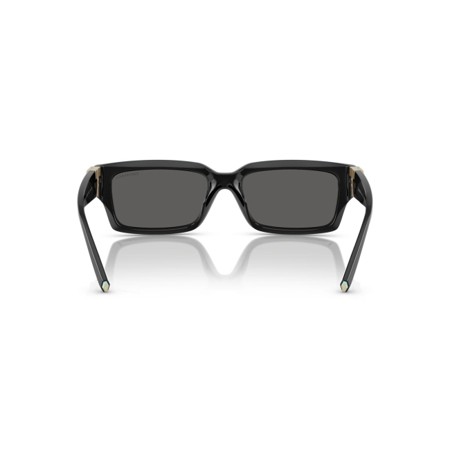 Tiffany & Co. TF 4226-U col. 8001/S4 è un occhiale da sole da donna in acetato nero lucido, dalla forma rettangolare e calibro 56.