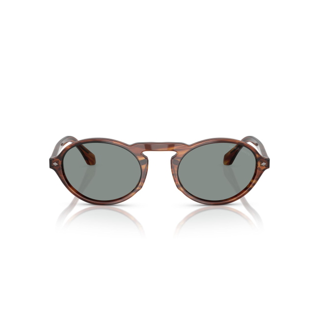 Giorgio Armani AR 8219U col. 6162/56 è un occhiale da sole in acetato marrone striato e calibro 52.