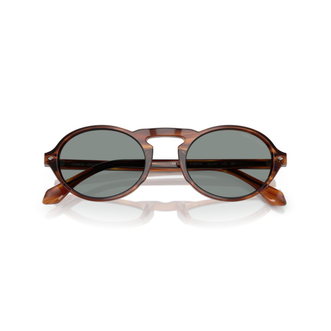 Giorgio Armani AR 8219U col. 6162/56 è un occhiale da sole in acetato marrone striato e calibro 52.