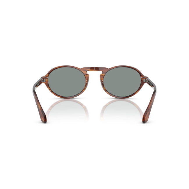 Giorgio Armani AR 8219U col. 6162/56 è un occhiale da sole in acetato marrone striato e calibro 52.