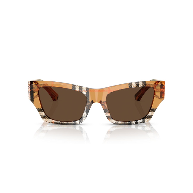 Burberry BE 4441U col. 414673 è un occhiale da sole da donna in acetato sabbia a scacchi marroni, dalla forma cat eye e calibro 52.