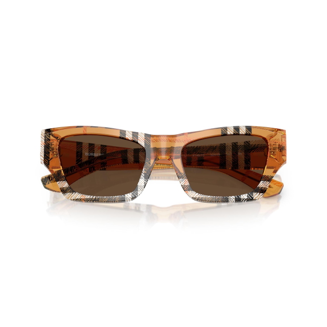 Burberry BE 4441U col. 414673 è un occhiale da sole da donna in acetato sabbia a scacchi marroni, dalla forma cat eye e calibro 52.