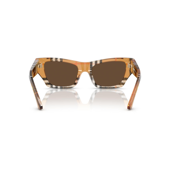 Burberry BE 4441U col. 414673 è un occhiale da sole da donna in acetato sabbia a scacchi marroni, dalla forma cat eye e calibro 52.