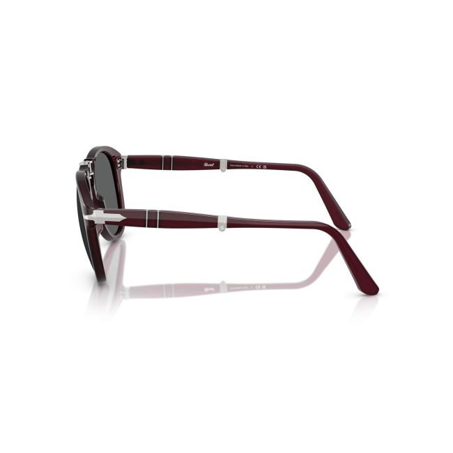 Persol PO 0714 col. 1216/B1 è un occhiale da sole da uomo in acetato prugna perlaceo bordeaux, dalla forma pilot e calibro 54.