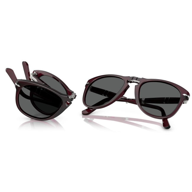 Persol PO 0714 col. 1216/B1 è un occhiale da sole da uomo in acetato prugna perlaceo bordeaux, dalla forma pilot e calibro 54.