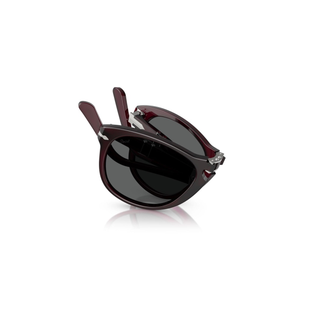 Persol PO 0714 col. 1216/B1 è un occhiale da sole da uomo in acetato prugna perlaceo bordeaux, dalla forma pilot e calibro 54.