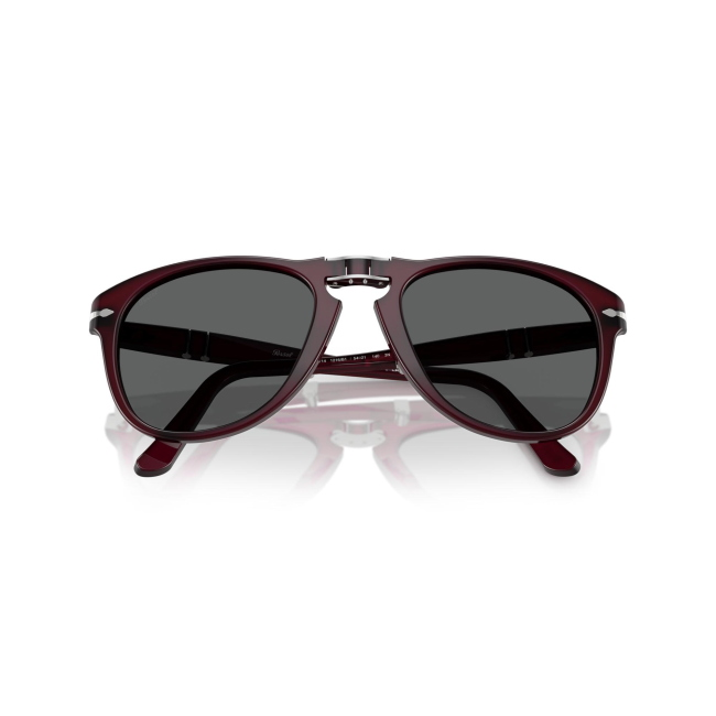 Persol PO 0714 col. 1216/B1 è un occhiale da sole da uomo in acetato prugna perlaceo bordeaux, dalla forma pilot e calibro 54.