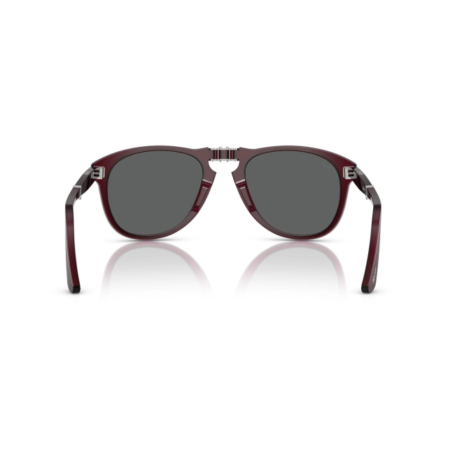 Persol PO 0714 col. 1216/B1 è un occhiale da sole da uomo in acetato prugna perlaceo bordeaux, dalla forma pilot e calibro 54.