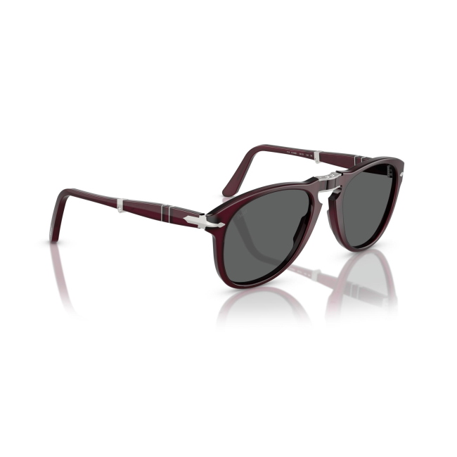 Persol PO 0714 col. 1216/B1 è un occhiale da sole da uomo in acetato prugna perlaceo bordeaux, dalla forma pilot e calibro 54.