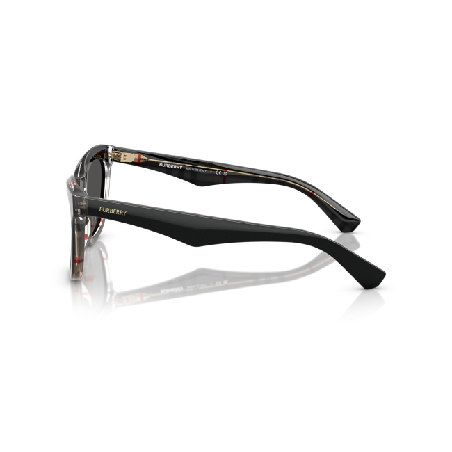Burberry BE 4435 col. 4121/87 è un occhiale da sole da donna in acetato nero lucido su motivo a quadri vintage, dalla forma cat eye e calibro 53.