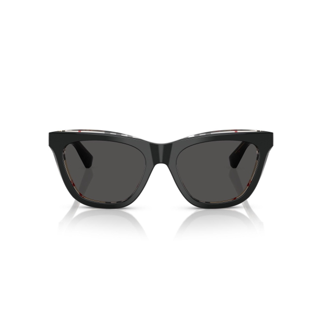 Burberry BE 4435 col. 4121/87 è un occhiale da sole da donna in acetato nero lucido su motivo a quadri vintage, dalla forma cat eye e calibro 53.