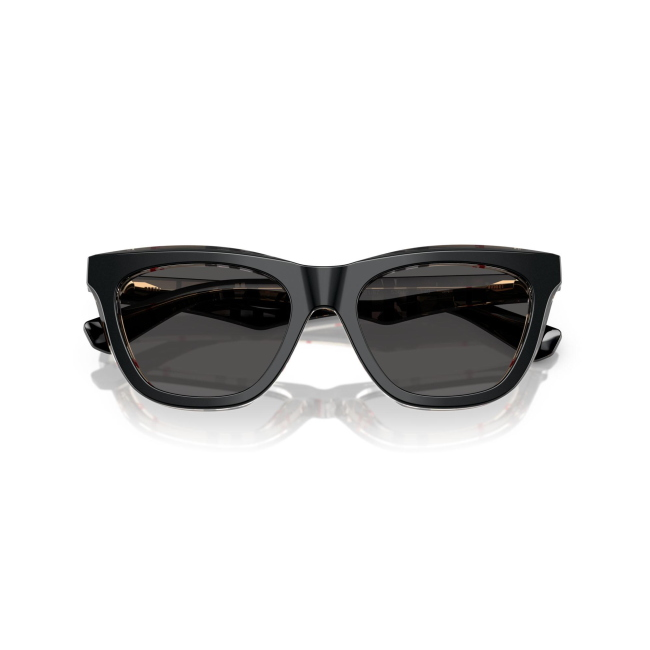 Burberry BE 4435 col. 4121/87 è un occhiale da sole da donna in acetato nero lucido su motivo a quadri vintage, dalla forma cat eye e calibro 53.