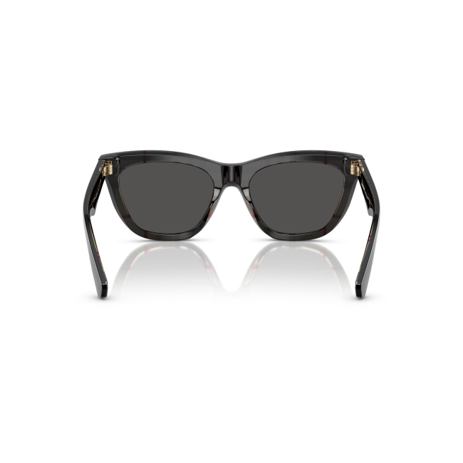 Burberry BE 4435 col. 4121/87 è un occhiale da sole da donna in acetato nero lucido su motivo a quadri vintage, dalla forma cat eye e calibro 53.