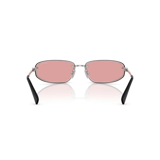 Miu Miu SMU A50 col. 1BC-70J è un occhiale da sole da donna in metallo argento, dalla forma ovale e calibro 68.