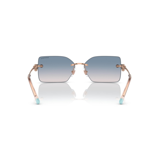 Tiffany & Co. TF 3088 col. 6105/16 è un occhiale da sole da donna in metallo rubedo rosso, dalla forma rettangolare e calibro 59.