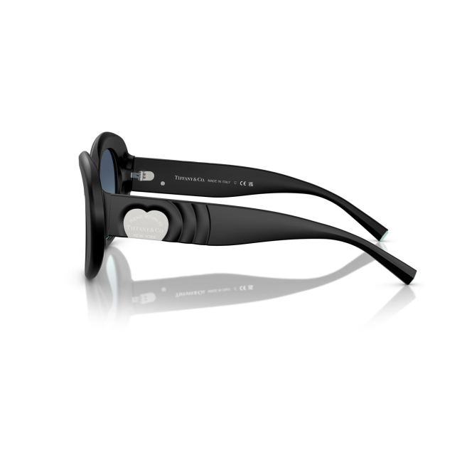 Tiffany & Co. TF 4228 col. 8425/9S è un occhiale da sole da donna in acetato nero satinato, dalla forma rotonda e calibro 52.