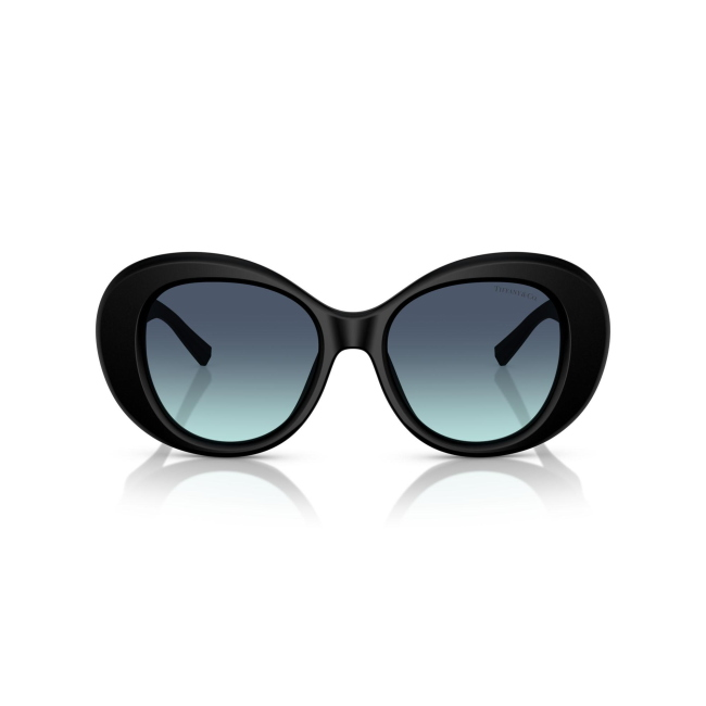 Tiffany & Co. TF 4228 col. 8425/9S è un occhiale da sole da donna in acetato nero satinato, dalla forma rotonda e calibro 52.