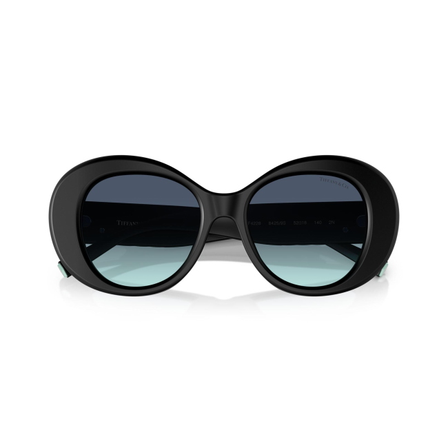 Tiffany & Co. TF 4228 col. 8425/9S è un occhiale da sole da donna in acetato nero satinato, dalla forma rotonda e calibro 52.