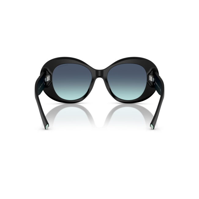 Tiffany & Co. TF 4228 col. 8425/9S è un occhiale da sole da donna in acetato nero satinato, dalla forma rotonda e calibro 52.