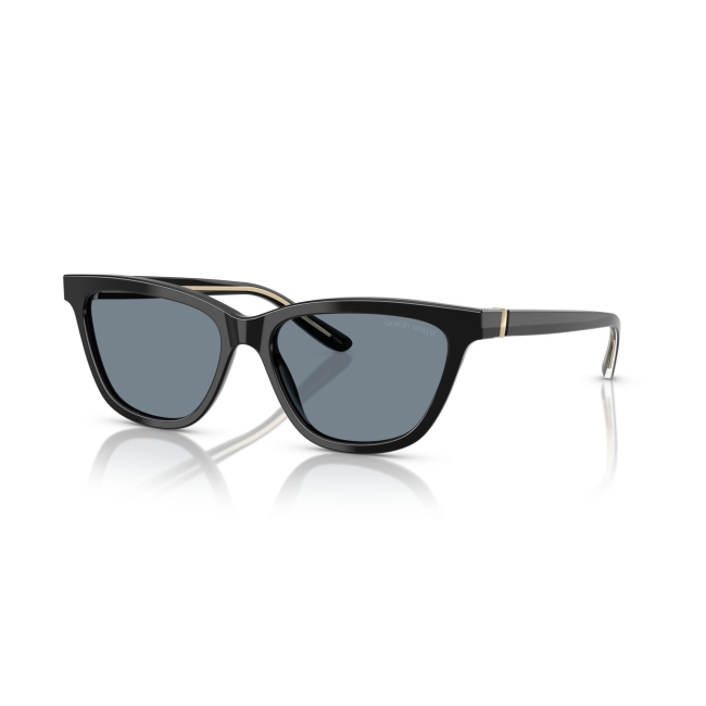 Armani AR 8221 col. 5875/56 è un occhiale da sole in acetato nero lucido e calibro 55.