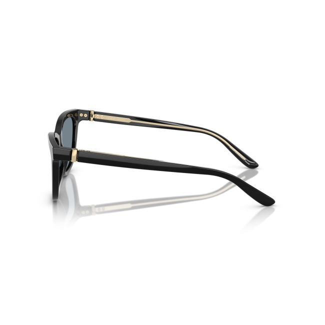 Armani AR 8221 col. 5875/56 è un occhiale da sole in acetato nero lucido e calibro 55.