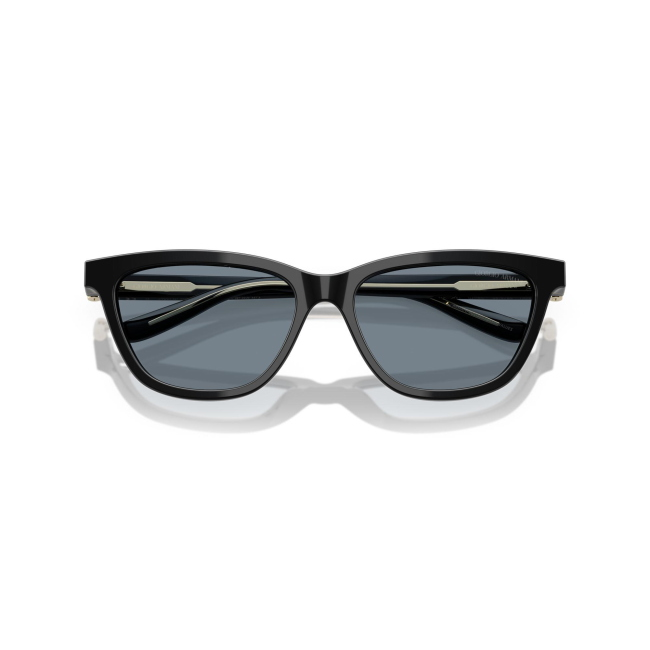 Armani AR 8221 col. 5875/56 è un occhiale da sole in acetato nero lucido e calibro 55.