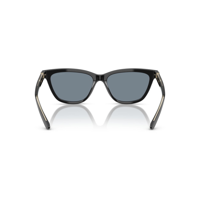 Armani AR 8221 col. 5875/56 è un occhiale da sole in acetato nero lucido e calibro 55.