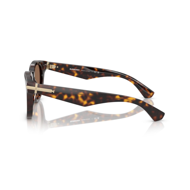 Burberry BE 4439 col. 3002/73 è un occhiale da sole da uomo in acetato havana scuro, dalla forma rotonda e calibro 51.