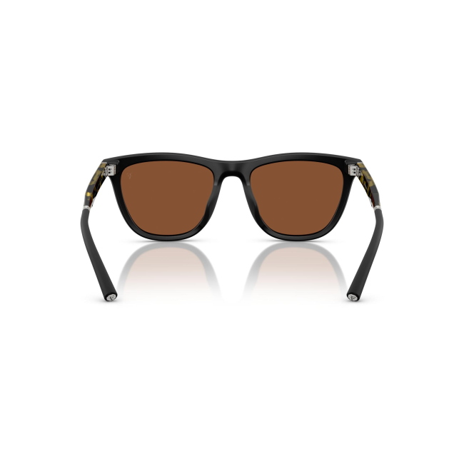Oliver Peoples OV5558SU col. 700153 è un occhiale da sole in acetato semi-matte black marroni e calibro 52.