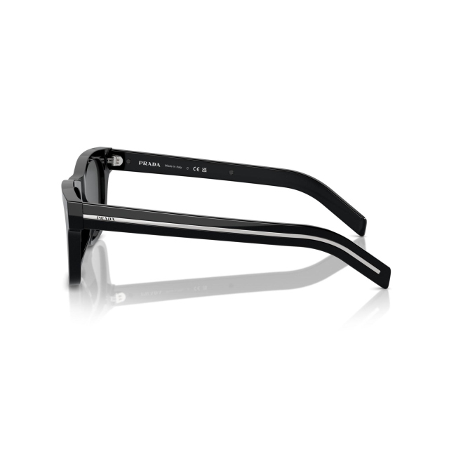 Prada PR A17S col. 16K-731 è un occhiale da sole da uomo in acetato nero lucido, dalla forma rettangolare e calibro 54.