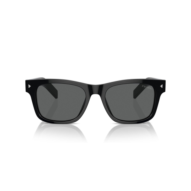 Prada PR A17S col. 16K-731 è un occhiale da sole da uomo in acetato nero lucido, dalla forma rettangolare e calibro 54.