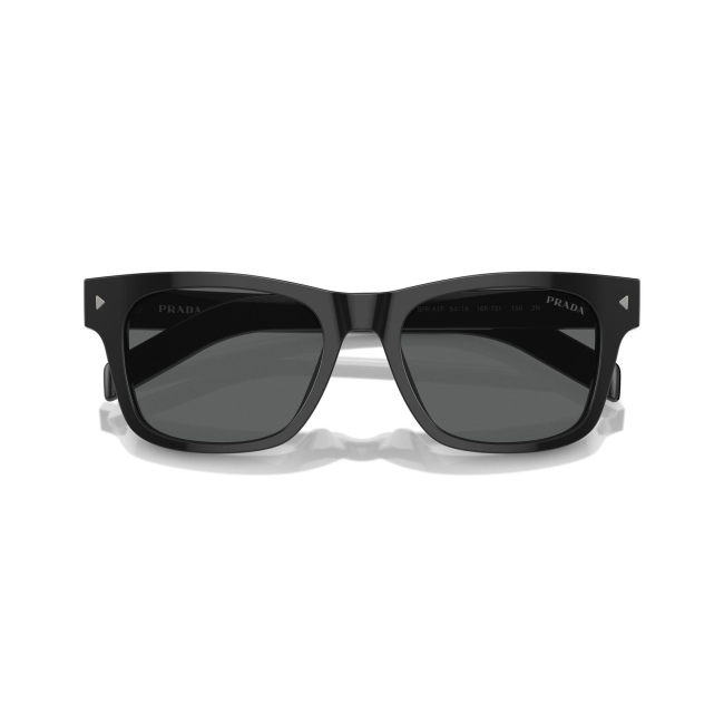 Prada PR A17S col. 16K-731 è un occhiale da sole da uomo in acetato nero lucido, dalla forma rettangolare e calibro 54.