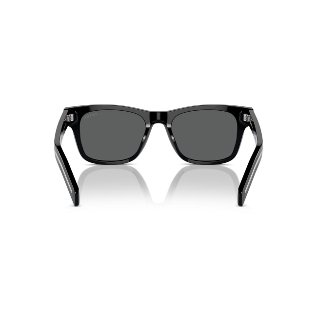 Prada PR A17S col. 16K-731 è un occhiale da sole da uomo in acetato nero lucido, dalla forma rettangolare e calibro 54.