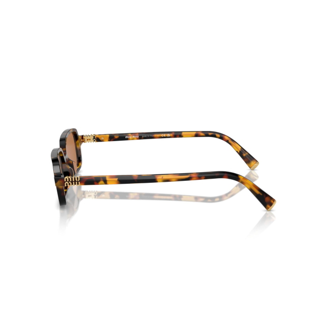 Miu Miu SMU 11Z col. VAU-2Z1 è un occhiale da sole da donna in acetato marrone tartarugato, dalla forma rettangolare e calibro 51.
