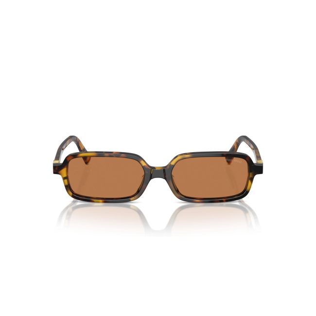 Miu Miu SMU 11Z col. VAU-2Z1 è un occhiale da sole da donna in acetato marrone tartarugato, dalla forma rettangolare e calibro 51.