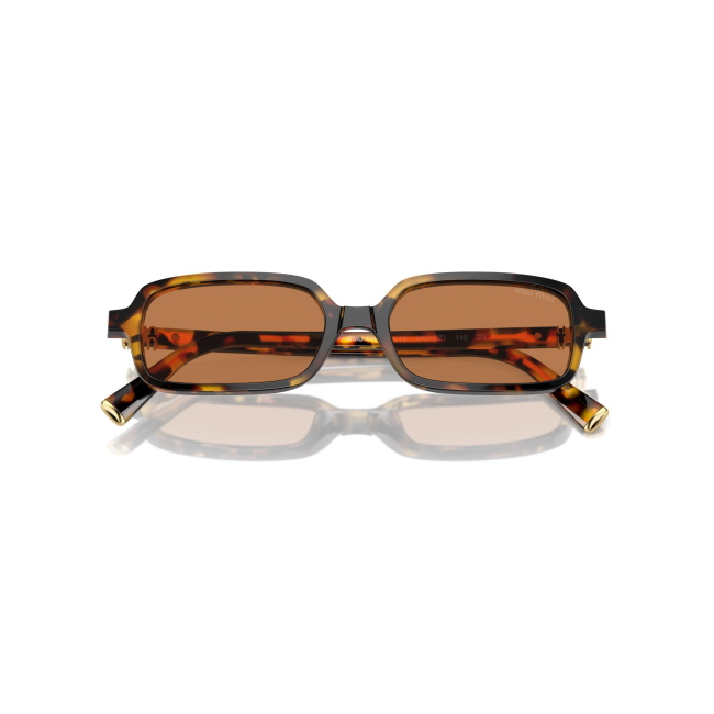 Miu Miu SMU 11Z col. VAU-2Z1 è un occhiale da sole da donna in acetato marrone tartarugato, dalla forma rettangolare e calibro 51.