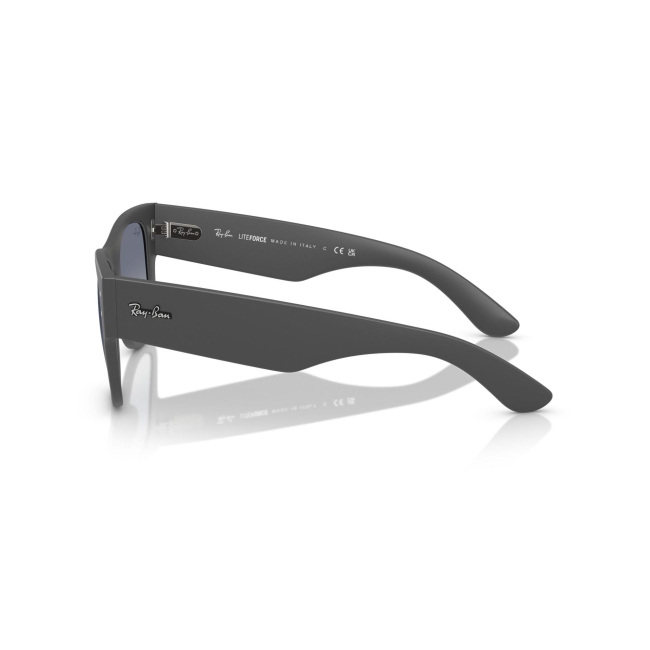 Ray-Ban RB 4840-S MEGA WAYFARER LITEFORCE col. 6017/4L è un occhiale da sole in acetato grigio satinato e calibro 50.